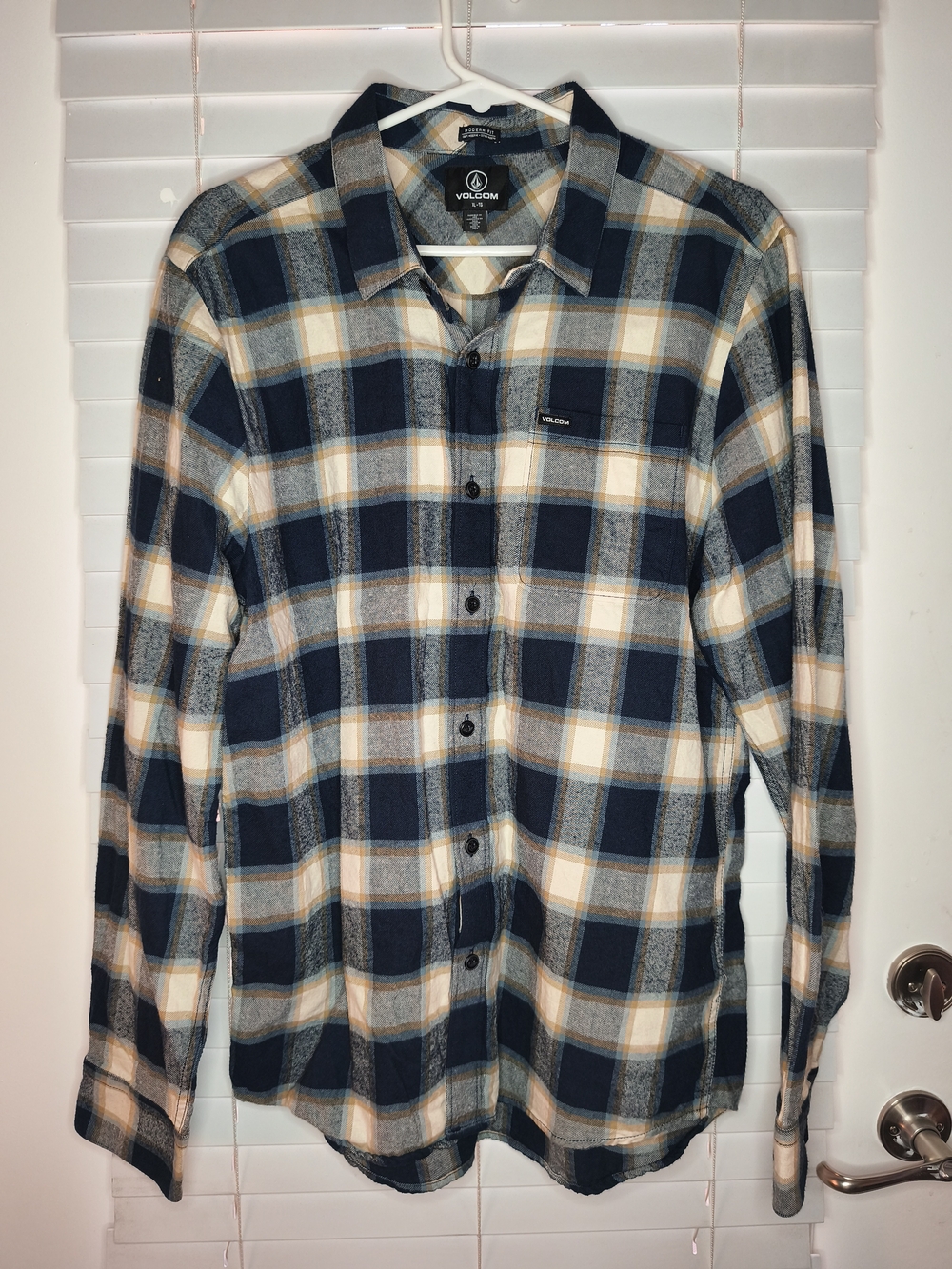 Volcom Caden Mens Plaid Flannel Shirt Navy Blue Beige Tan Long Sleeve Sz XL EUC